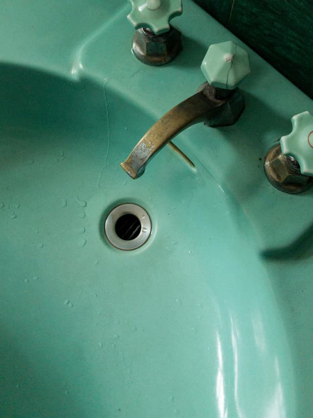 Cum elimini petele de rugină din baie